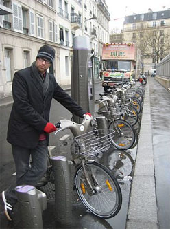 Jake Wegmann with a Vélib shared bike. Paris, France. (Photo by Lori Cook)